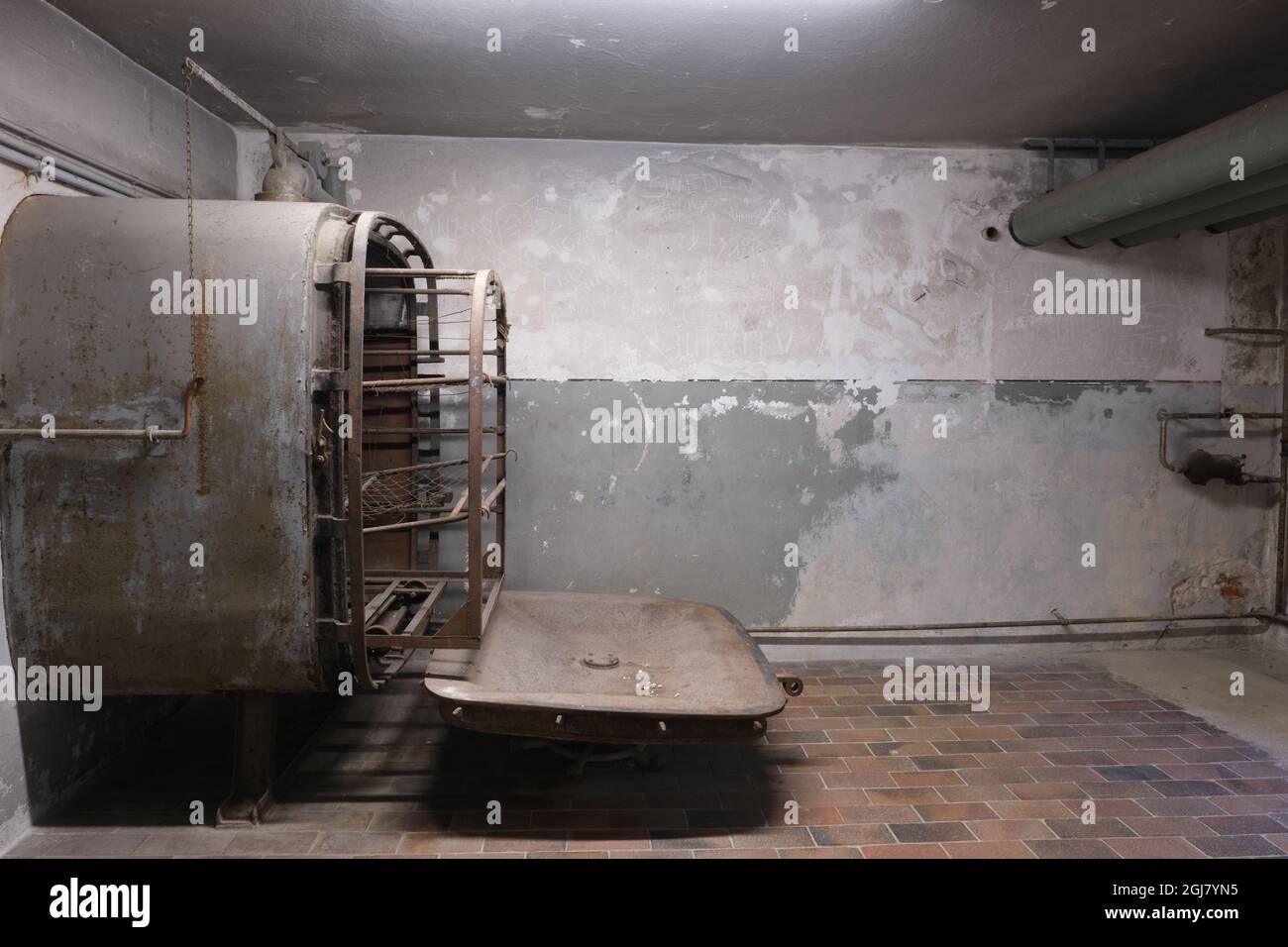 Mauthausen, Österreich - 12. August 2021: Gedenkstätte KZ Mauthausen. SS-Schutzvorrichtungen und Zufahrt zu Lastwagen. Sonniger Sommertag Stockfoto