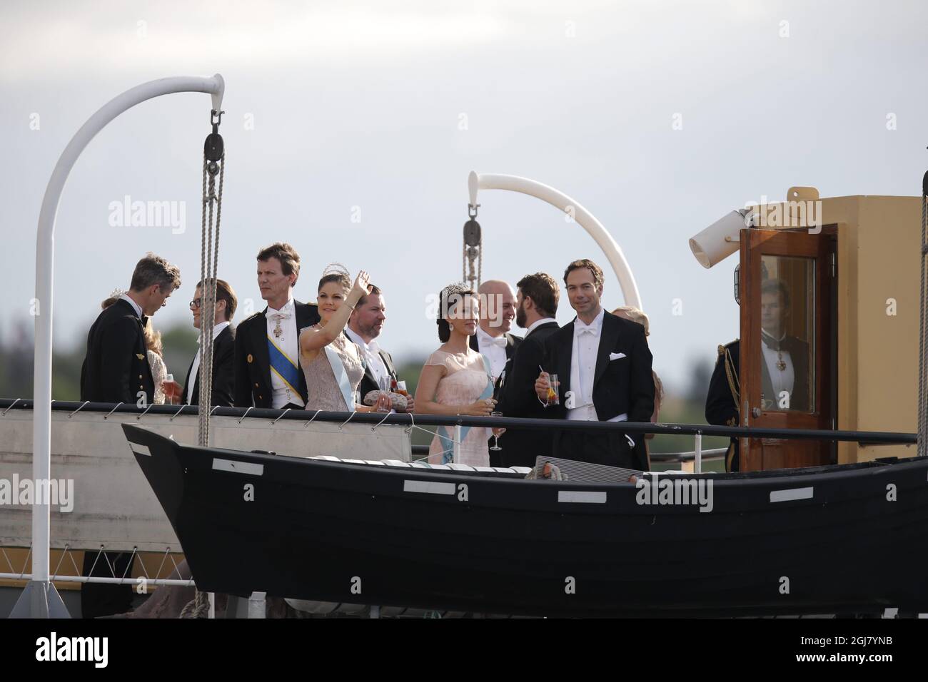 STOCKHOLM 20130608 Kronprinz Frederik, Prinz Daniel, Prinz Joachim, Kronprinzessin Victoria, Prinzessin Marie, Der schwedische Premierminister Fredrik Reinfeldt und der beste Mann Cedric Notz verlassen auf dem Schiff S/S Stockholm von Evert Taubes Terrass in Riddarholmen in Stockholm zum Schloss Drottningholm, wo das Hochzeitsessen am 8. Juni 2013 stattfinden wird. Foto: Adam Ihse / SCANPIX / kod 9200 Stockfoto