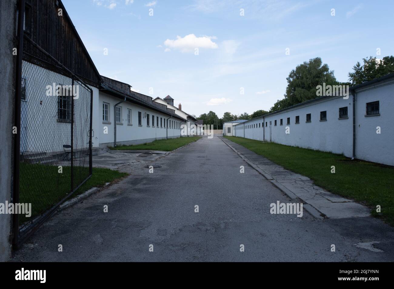 Dachau, Deutschland - 11. August 2021: Gedenkstätte des Konzentrationslagers. Zum Bunker-Lagergefängnis. Sonniger Sommertag Stockfoto