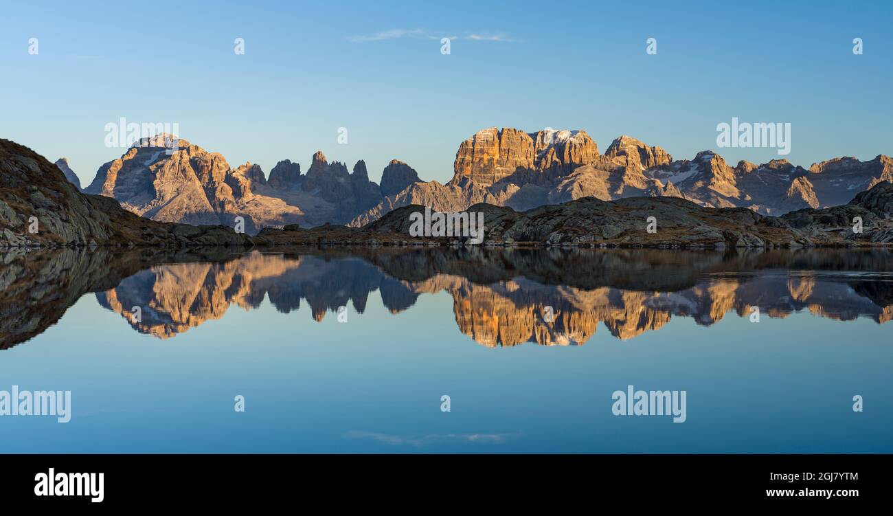 Die Gipfel der Brenta-Bergkette spiegeln sich im Lago Nero. Brenta-Gruppe in den Dolomiten, Teil der UNESCO. Europa, Italien, Val Rendena Stockfoto