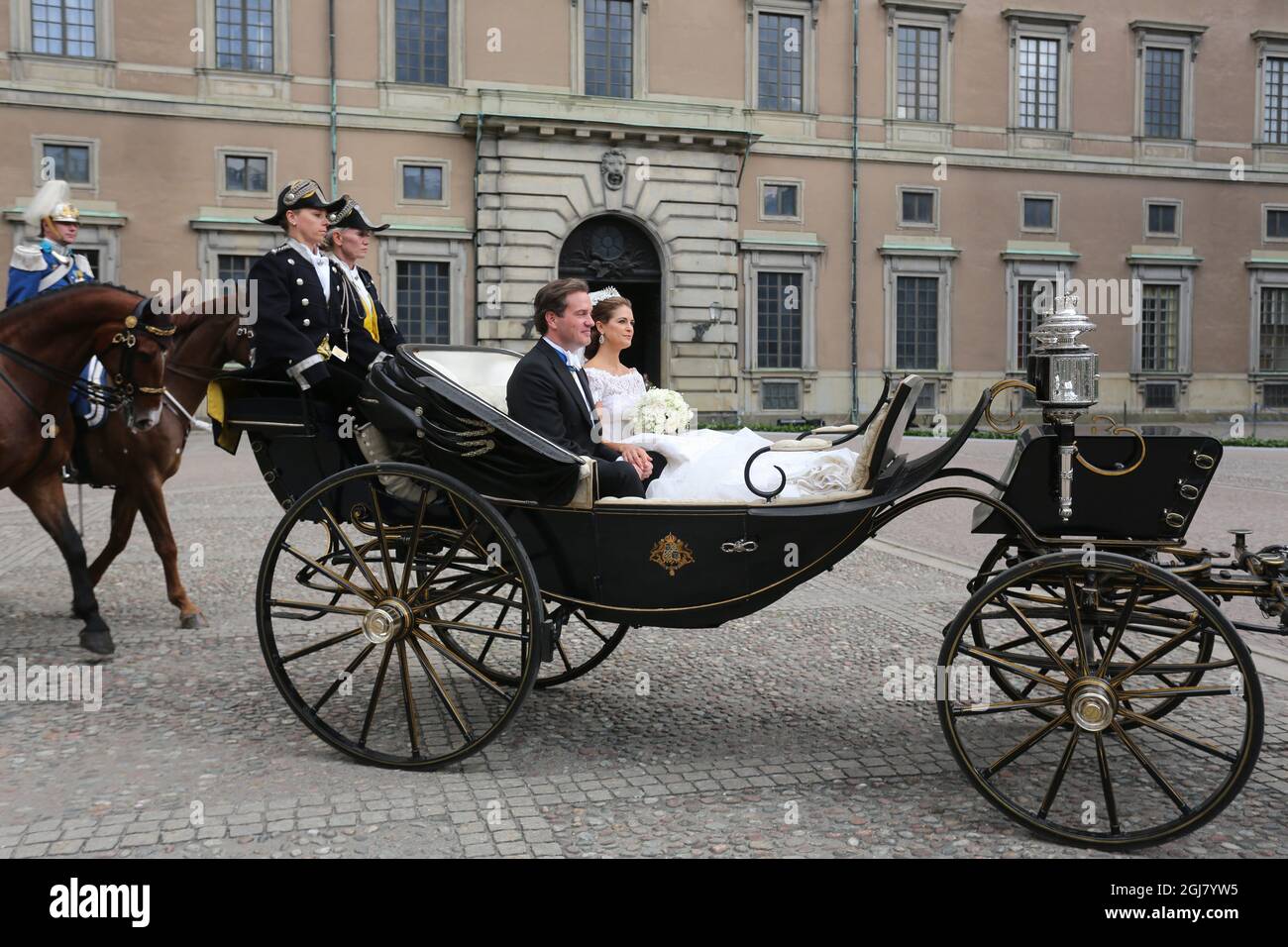 STOCKHOLM 20130608 Prinzessin Madeleine von Schweden und Herr Christopher OÂ’Neill werden während der CortÃ¨ge vom Königspalast nach Riddarholmen in Stockholm nach ihrer Hochzeitszeremonie am 8. Juni 2013 gesehen. Foto: Soren Andersson / SCANPIX / kod 1037 Stockfoto