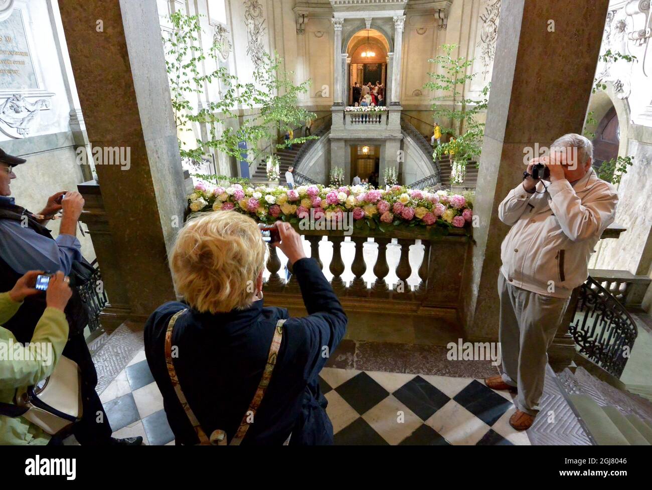 STOCKHOLM 2013-06-09 Touristen nehmen die Blumen als Teil der Dekoration für die Hochzeit zwischen Prinzessin Madeleine und Christopher O'Neill in der Königlichen Kapelle in Stockholm, Schweden, als der Palast am Sonntag, dem 9. Juni 2013, für die Öffentlichkeit geöffnet wurde. Foto: Johan Nilsson / SCANPIX ** SCHWEDEN ** Stockfoto