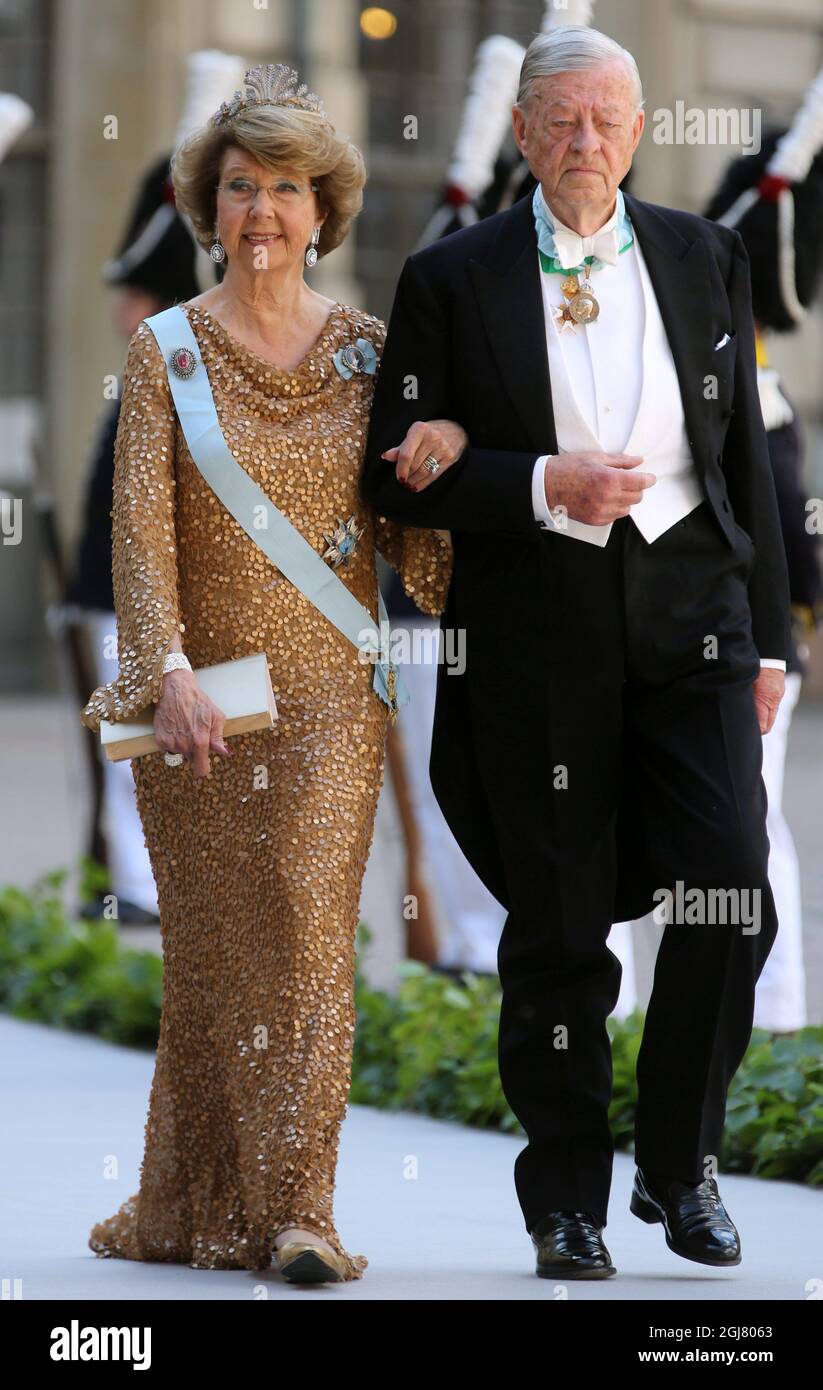 STOCKHOLM 20130608 Prinzessin Desiree von Schweden und Niclas Silfverskiold kommen zur Hochzeitszeremonie von Prinzessin Madeleine von Schweden und Herrn Christopher OÂ’Neill, die am Samstag, den 8. Juni 2013, in der Königlichen Kapelle im Königlichen Palast von Stockholm stattfand. Foto: Soren Andersson / SCANPIX / kod 1037 Stockfoto