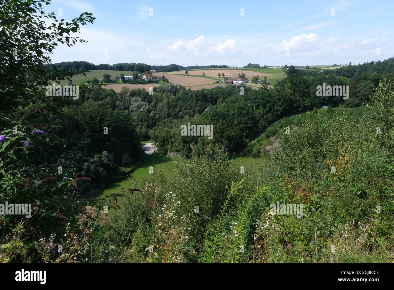 Mauthausen, Österreich - 12. August 2021: Gedenkstätte KZ Mauthausen. SS-Schutzvorrichtungen und Zufahrt zu Lastwagen. Sonniger Sommertag Stockfoto