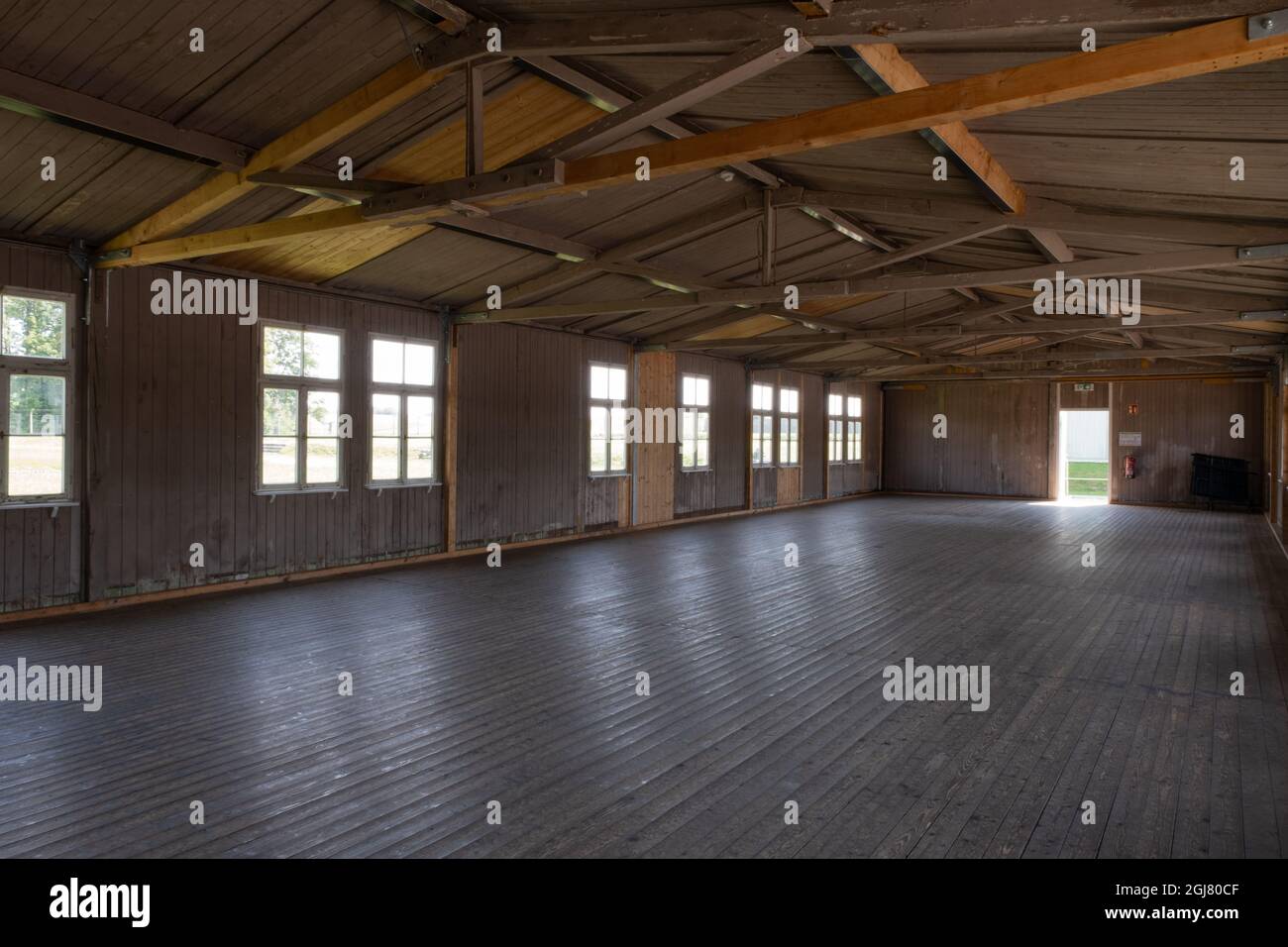 Mauthausen, Österreich - 12. August 2021: Gedenkstätte KZ Mauthausen. SS-Schutzvorrichtungen und Zufahrt zu Lastwagen. Sonniger Sommertag Stockfoto