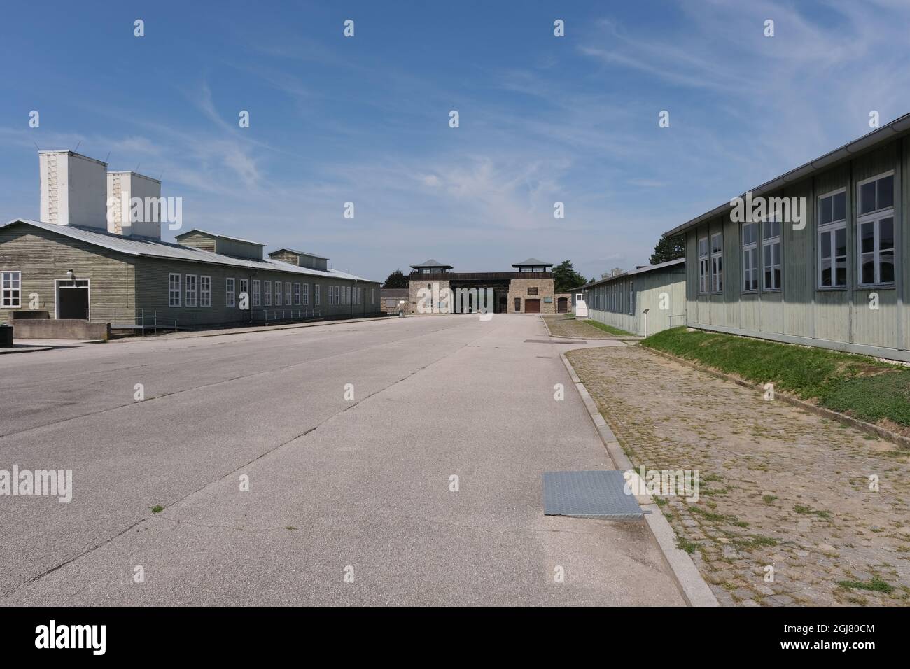 Mauthausen, Österreich - 12. August 2021: Gedenkstätte KZ Mauthausen. SS-Schutzvorrichtungen und Zufahrt zu Lastwagen. Sonniger Sommertag Stockfoto