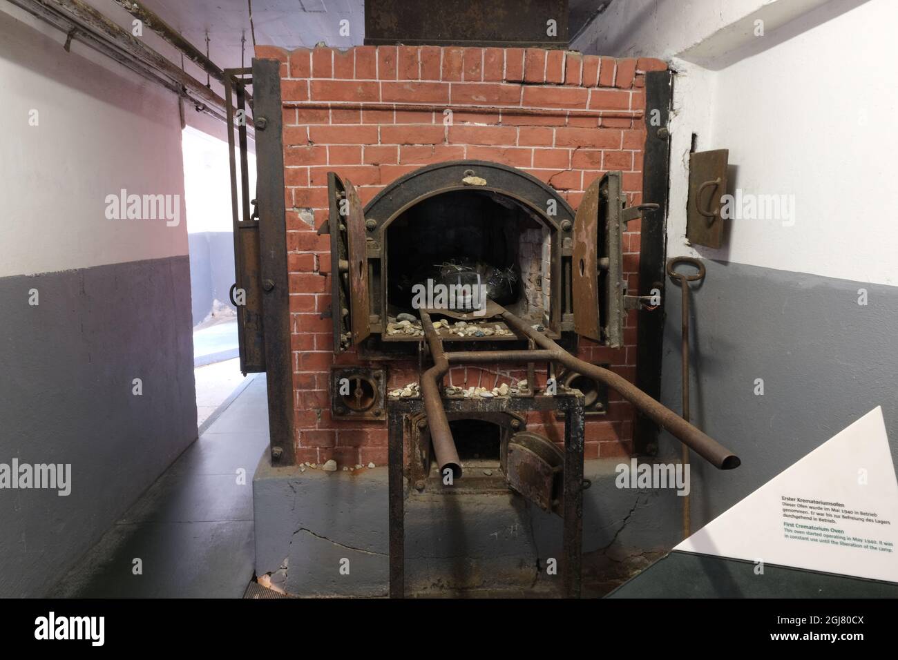 Mauthausen, Österreich - 12. August 2021: Gedenkstätte KZ Mauthausen. SS-Schutzvorrichtungen und Zufahrt zu Lastwagen. Sonniger Sommertag Stockfoto