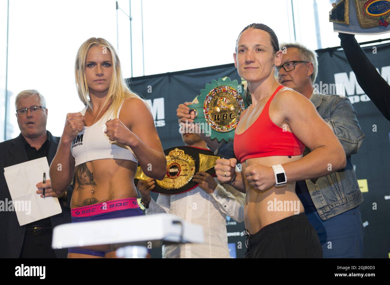 STOCKHOLM 20130613 die Schwedin Frida Wallberg posiert mit ihrer Gegnerin Diana Prazak aus Australien beim Wiegen vor ihrem Super-Federgewicht-Boxkampf an der Stockholm Waterfront. Die Schwedin Frida Wallberg ist Weltmeisterin und Inhaberin des WBC-Gürtels. Foto: Fredrik Sandberg / SCANPIX / Kod 10080 Stockfoto
