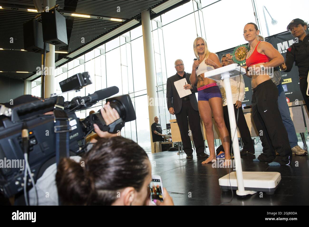 STOCKHOLM 20130613 die Schwedin Frida Wallberg posiert mit ihrer Gegnerin Diana Prazak aus Australien beim Wiegen vor ihrem Super-Federgewicht-Boxkampf an der Stockholm Waterfront. Die Schwedin Frida Wallberg ist Weltmeisterin und Inhaberin des WBC-Gürtels. Foto: Fredrik Sandberg / SCANPIX / Kod 10080 Stockfoto