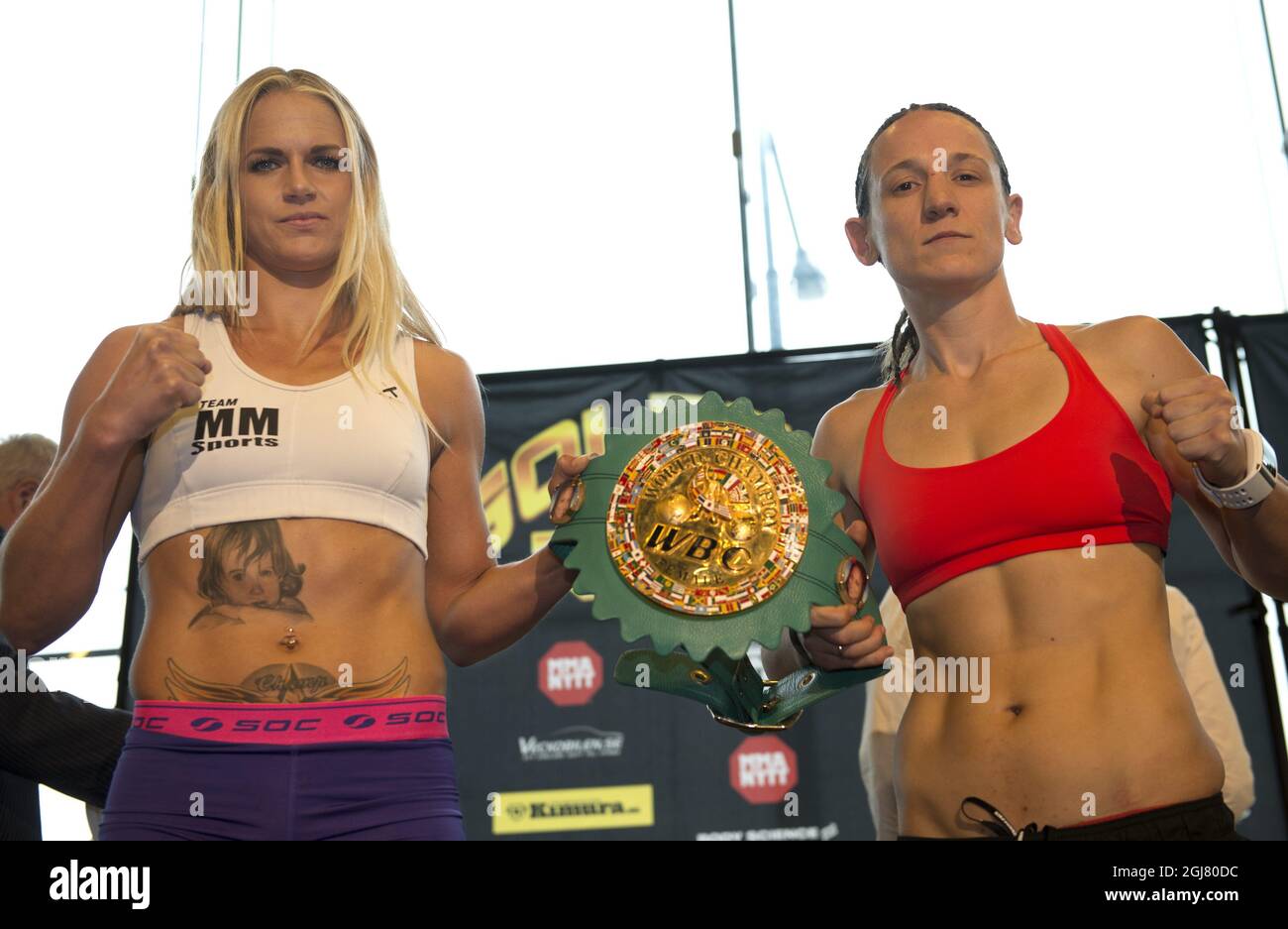 STOCKHOLM 20130613 die Schwedin Frida Wallberg posiert mit ihrer Gegnerin Diana Prazak aus Australien beim Wiegen vor ihrem Super-Federgewicht-Boxkampf an der Stockholm Waterfront. Die Schwedin Frida Wallberg ist Weltmeisterin und Inhaberin des WBC-Gürtels. Foto: Fredrik Sandberg / SCANPIX / Kod 10080 Stockfoto