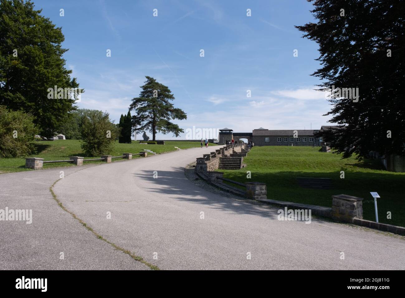 Mauthausen, Österreich - 12. August 2021: Gedenkstätte KZ Mauthausen. SS-Schutzvorrichtungen und Zufahrt zu Lastwagen. Sonniger Sommertag Stockfoto