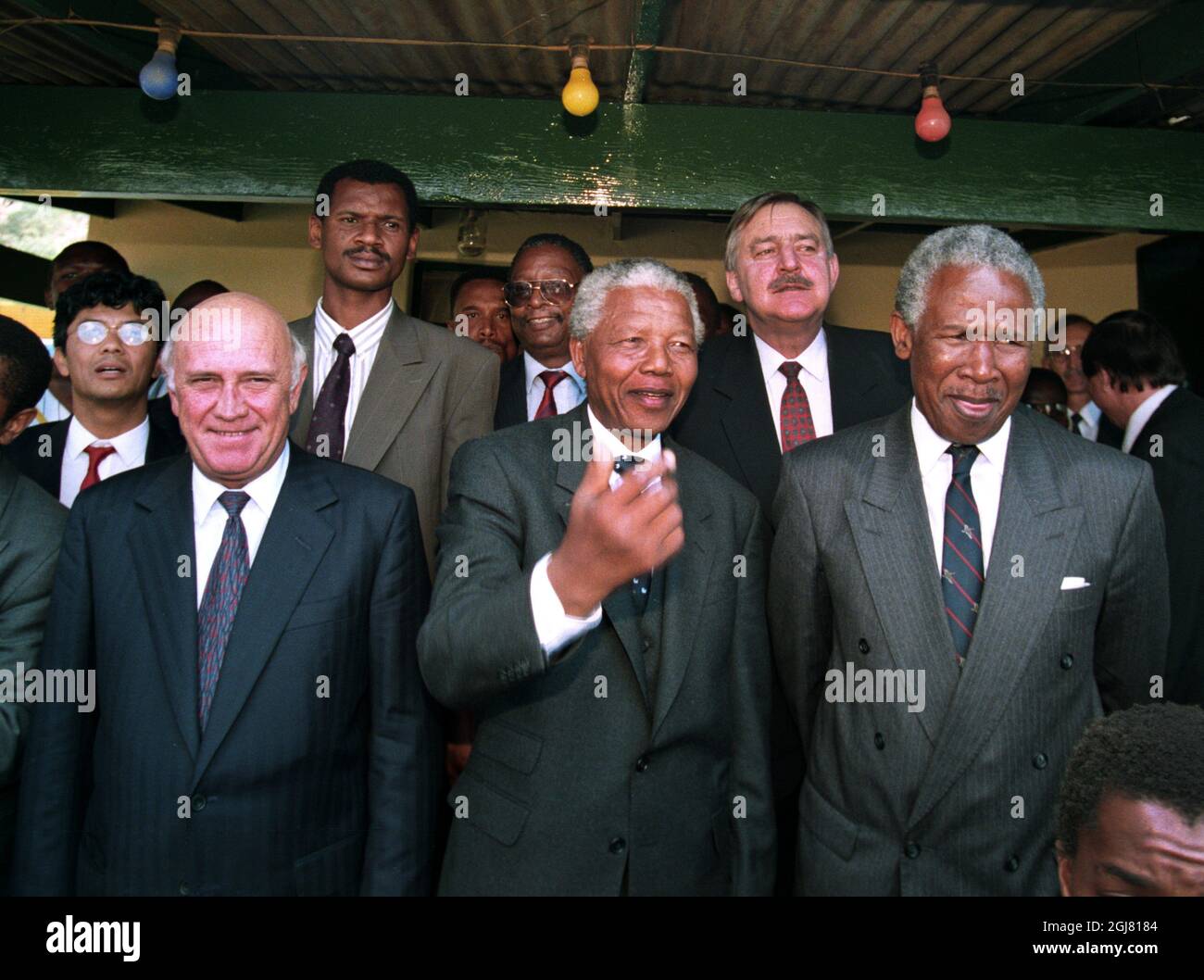 1994-04-03- Nelson Mandela und der südafrikanische Präsident Frederik W. de Klerk (links) bei einer Versammlung in der christlichen Kirche Zion in Moria, Südafrika. Hinter rechts steht PIK Botha, Südafrikas Außenminister. Andere nicht identifiziert. Foto: Ulf Berglund / SCANPIX / Kod: 33490 Stockfoto