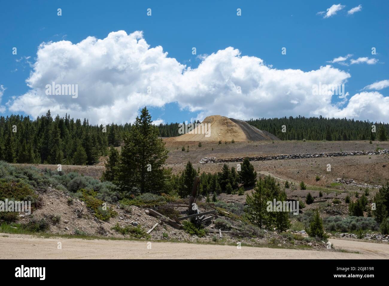Blick auf den Mineral Belt Trail durch das historische Bergbauviertel Leadville, das um die Jahrhundertwende in Colorado, USA, aktiv war. Stockfoto