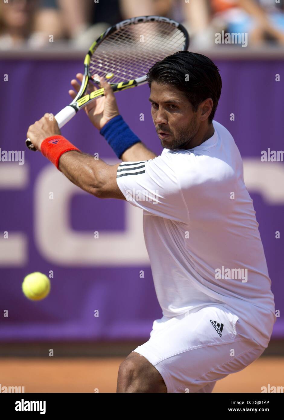 Fernando Verdasco aus Spanien gibt am 12. Juli 2013 beim Swedish Open Tennisturnier in Bastad, Schweden, einen Ball an seinen Landsmann Nicolas Almagro zurück. Verdasco hat das Spiel gewonnen. Foto: Peter Widing / SCANPIX / Code 9200 Stockfoto