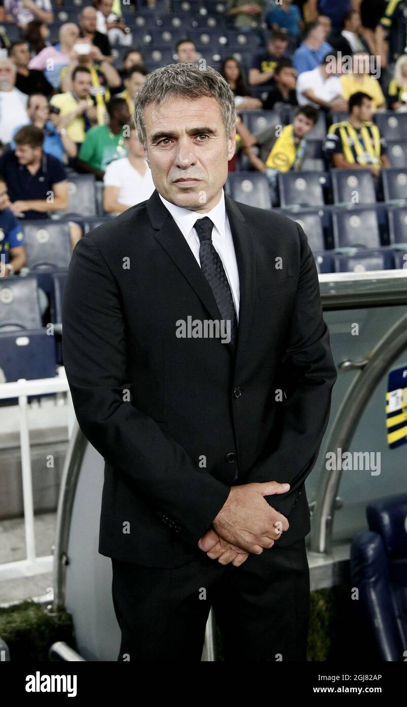 ISTANBUL 2013-08-05 Fenerbahces Trainer Kazim Ersun Yanal während der  dritten Qualifikationsrunde der UEFA Champions League im zweiten  Fußballspiel Fenerbahce zwischen Salzburg am Dienstag, den 06. August 2013,  im SukruSaracaoglu-Stadion in Istanbul ...