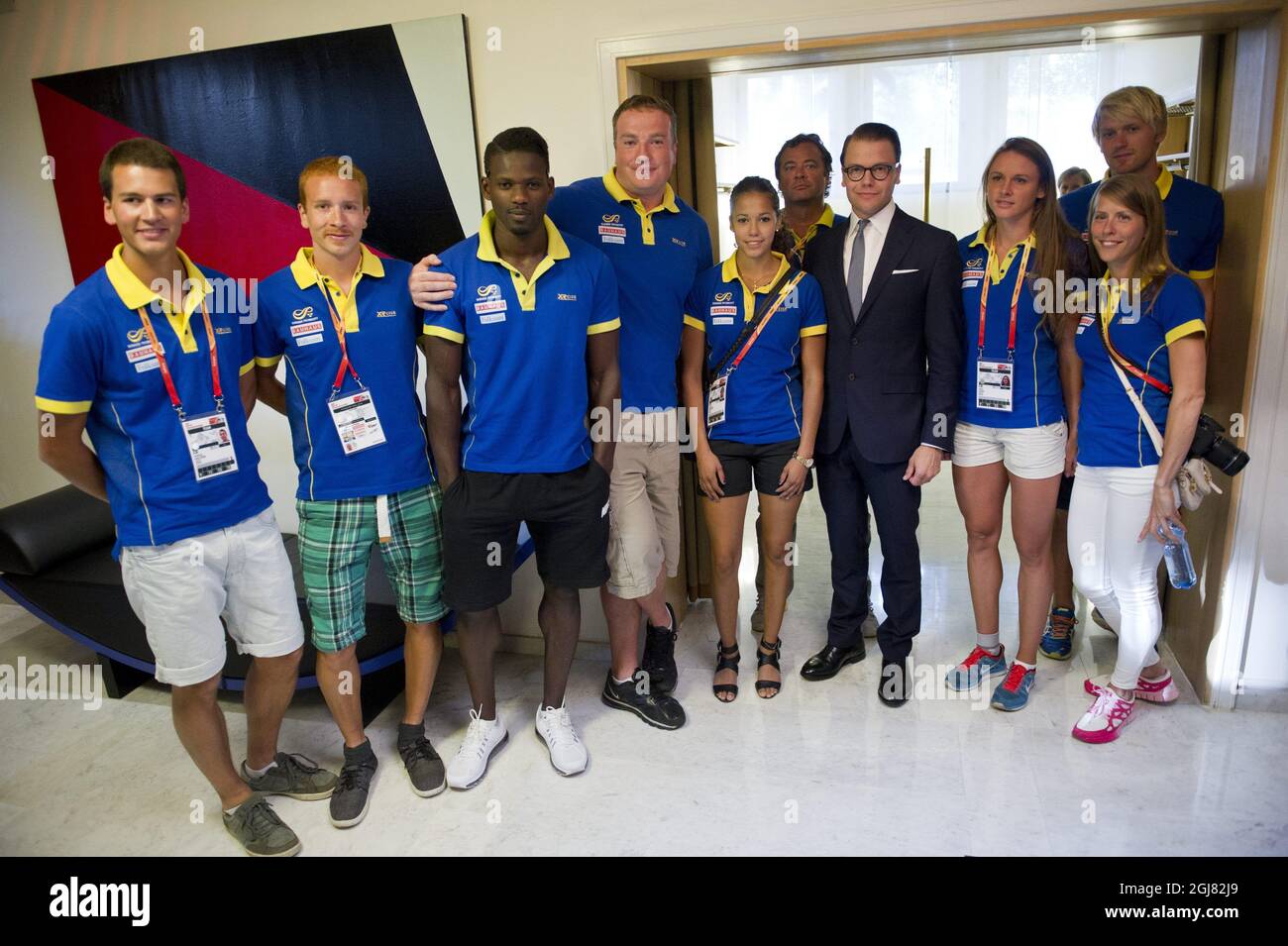 MOSKVA 2013-08-14 Prinz Daniel wird mit schwedischen Athleten während eines Empfangs in der schwedischen Botschaft in Moskau, Russland, am 14. August 2013 gesehen. Foto: Erik Martensson / SCANPIX / Kod 10400 Stockfoto