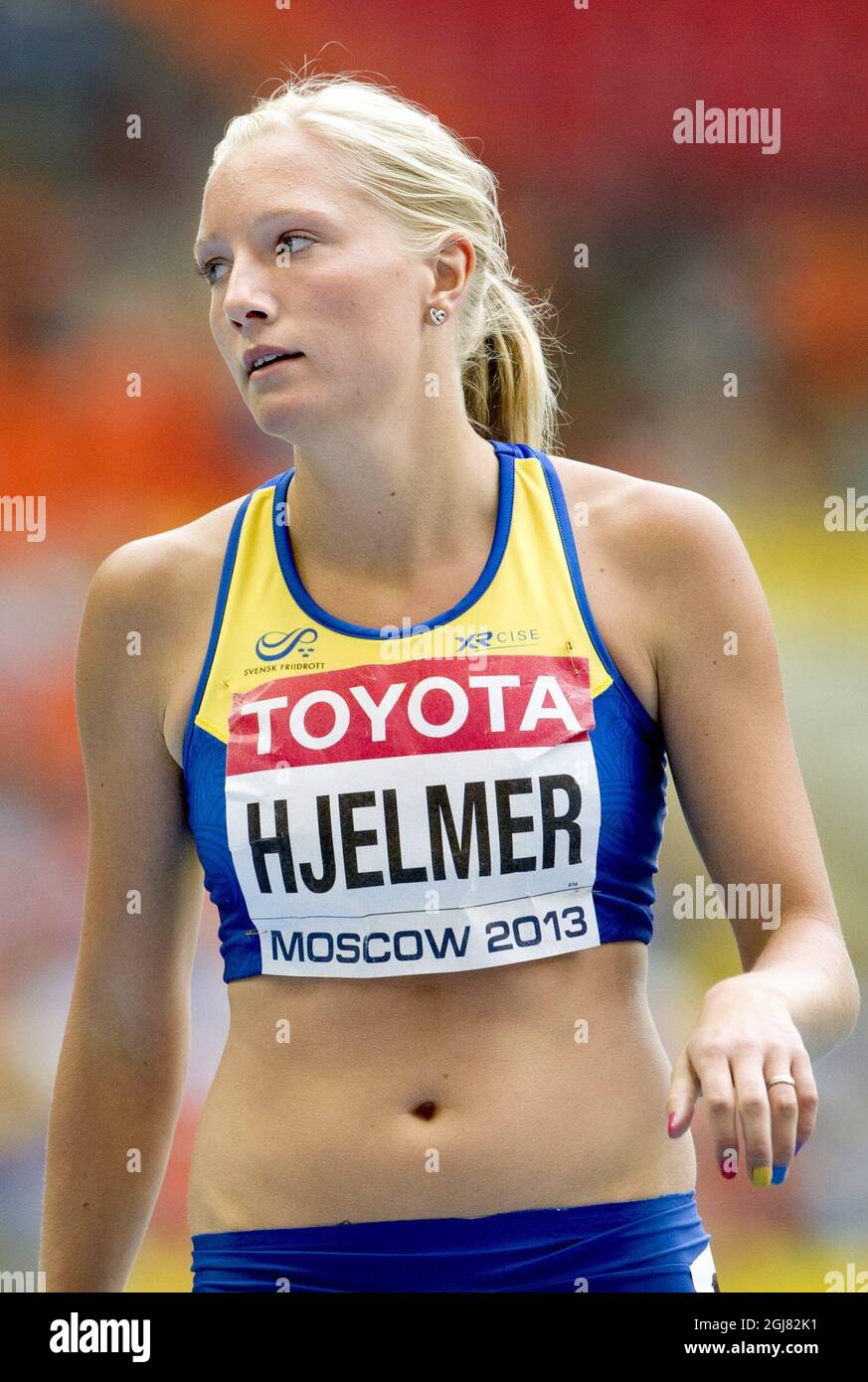 MOSKVA 20130815 die Schwedin Moa Hjelmer läuft mit ihren in den Farben des Regenbogens lackierten Fingernägeln, während sie bei der 200-Meter-Hitze der Frauen bei den Leichtathletik-Weltmeisterschaften im Luzhniki-Stadion in Moskau, Russland, am Donnerstag, den 15. August 2013, antritt. Foto Erik Martensson / SCANPIX / Kod 10400 Stockfoto