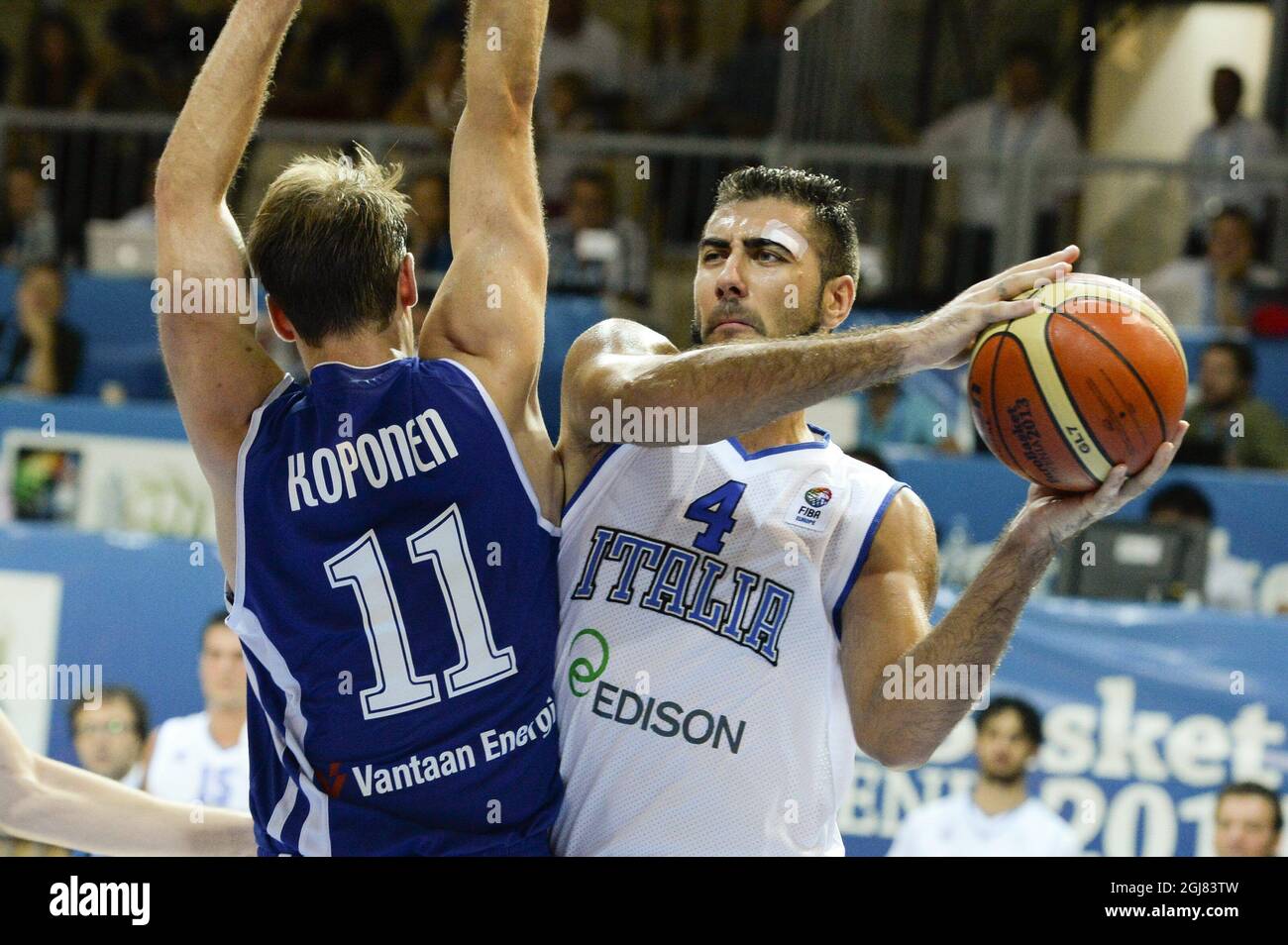 KOPER 2013-09-07 der Italiener Pietro Aradori (rechts) wetteiferte mit dem Finnen Petteri Koponen während des FIBA Eurobasket Gruppe D Qualifikationsspiel Italien gegen Finnland am 7. September 2013 in Koper. Foto: Janerik Henriksson / SCANPIX / Code 10010 Stockfoto