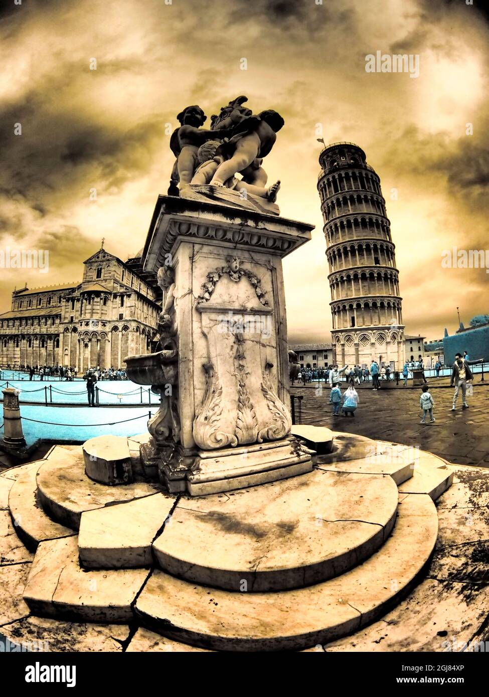 Italien, Pisa. Fontana Dei Putti mit Duomo de Pisa, Piazza dei Miracoli Stockfoto