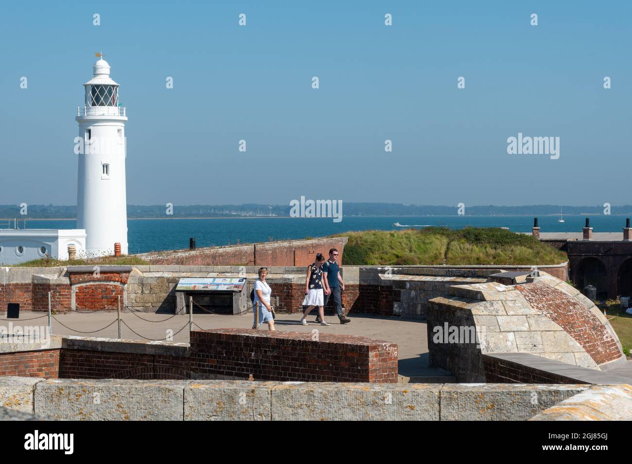 Hurst Castle und Hurst Point Lighthouse am Solent in Hampshire, England, Großbritannien, mit Besuchern an einem sonnigen septembertag Stockfoto