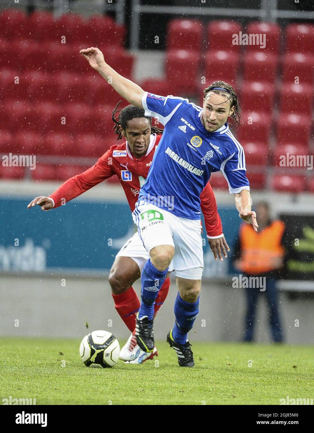 KALMAR 20120729: Kalmars Jonathan McDonald, links, wetteifert mit Sundsvall's Kevin Walker im allsvenska-Spiel zwischen Kalmar FF und GIF Sundsvall am 29. Juli 2012. Foto: Anna Sunesson / SCANPIX / Kod: 10760 Stockfoto