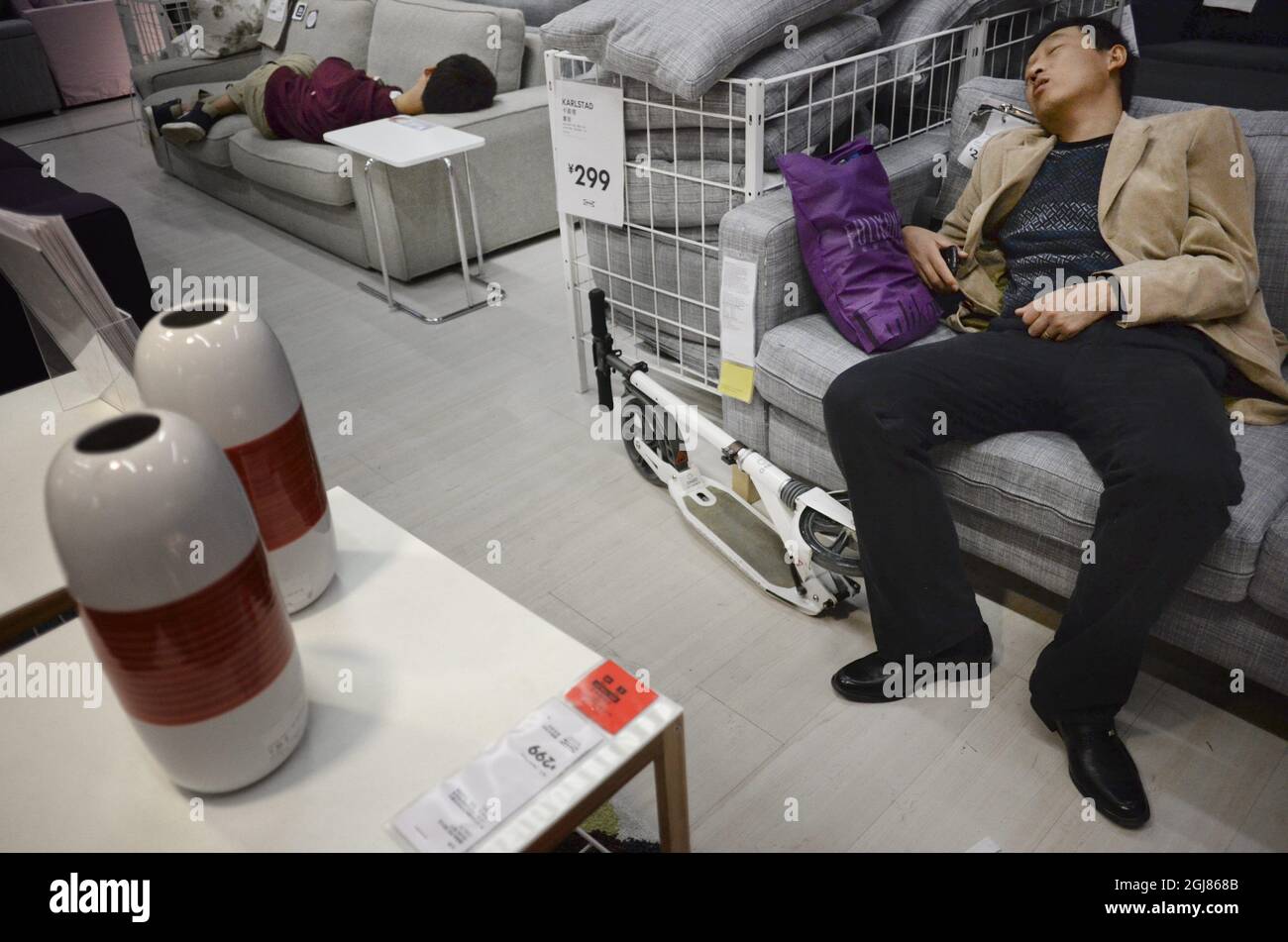 KINA 2013-09-27 Kunden in einem IKEA Möbelgeschäft in China September 2013. Kunden, die in den Betten und Sofas von IKEA einschlafen, sind in China nicht ungewöhnlich. Aber thatâ ist laut IKEA-Management kein Problem – Wir heißen alle willkommen, die in unsere Läden kommen wollen. Alle unsere Besucher sind potenzielle Kunden, sagte Linda Xu, Öffentlichkeitsarbeit für den Ikea-Grouo in China, laut der Schwedischen Zeitung DN, die Le Figaro quoting. Seit sich Ikea vor 15 Jahren in China etabliert hat, ist das Land zu einem ihrer wichtigsten Märkte geworden. Fast 15 Millionen Menschen besuchten die 11 Geschäfte in China la Stockfoto