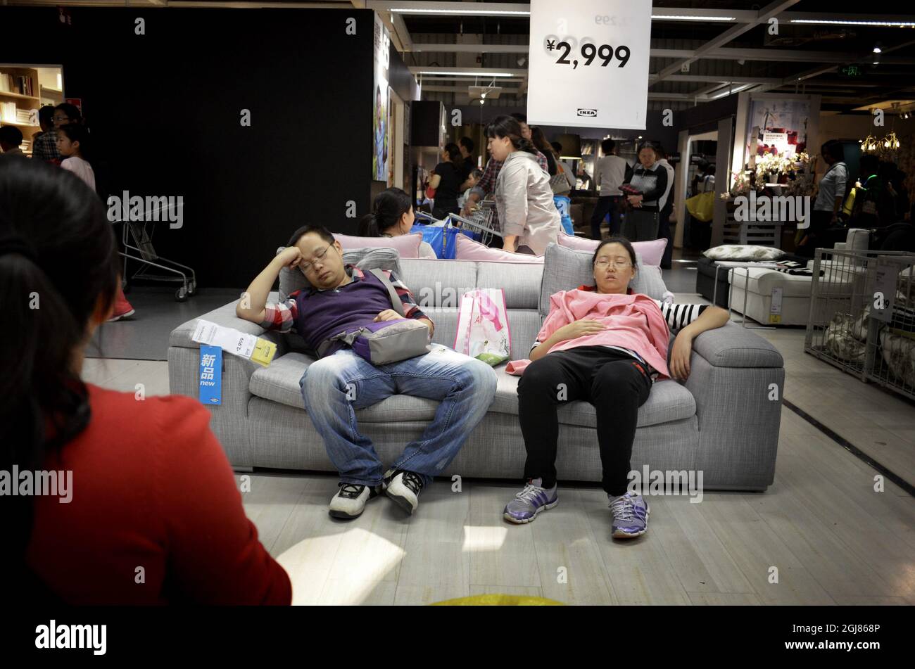 KINA 2013-09-27 Kunden in einem IKEA Möbelgeschäft in China September 2013. Kunden, die in den Betten und Sofas von IKEA einschlafen, sind in China nicht ungewöhnlich. Aber thatâ ist laut IKEA-Management kein Problem – Wir heißen alle willkommen, die in unsere Läden kommen wollen. Alle unsere Besucher sind potenzielle Kunden, sagte Linda Xu, Öffentlichkeitsarbeit für den Ikea-Grouo in China, laut der Schwedischen Zeitung DN, die Le Figaro quoting. Seit sich Ikea vor 15 Jahren in China etabliert hat, ist das Land zu einem ihrer wichtigsten Märkte geworden. Fast 15 Millionen Menschen besuchten die 11 Geschäfte in China la Stockfoto