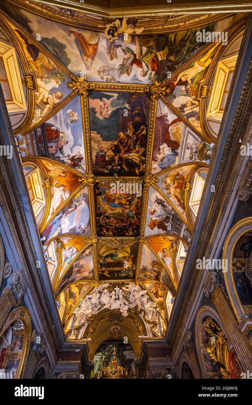 Lange Deckenfresken Kirchenschiff Basilika St. Maria in Trevio, Rom, Italien. Kirche der Jungfrau Maria, neben dem Trevi-Brunnen, erbaut im 16. Jahrhundert. Stockfoto