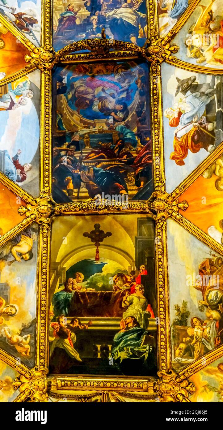 Lange Deckenfresken Kirchenschiff Basilika St. Maria in Trevio, Rom, Italien. Kirche der Jungfrau Maria, neben dem Trevi-Brunnen, erbaut im 16. Jahrhundert. Stockfoto