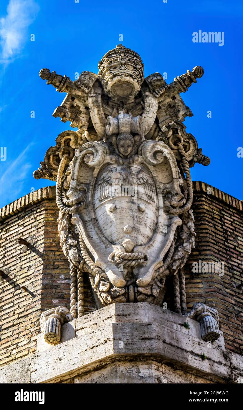 Päpstlicher Symbolhut und Peter Keys Petersplatz Vatikan, Rom, Italien. Stockfoto