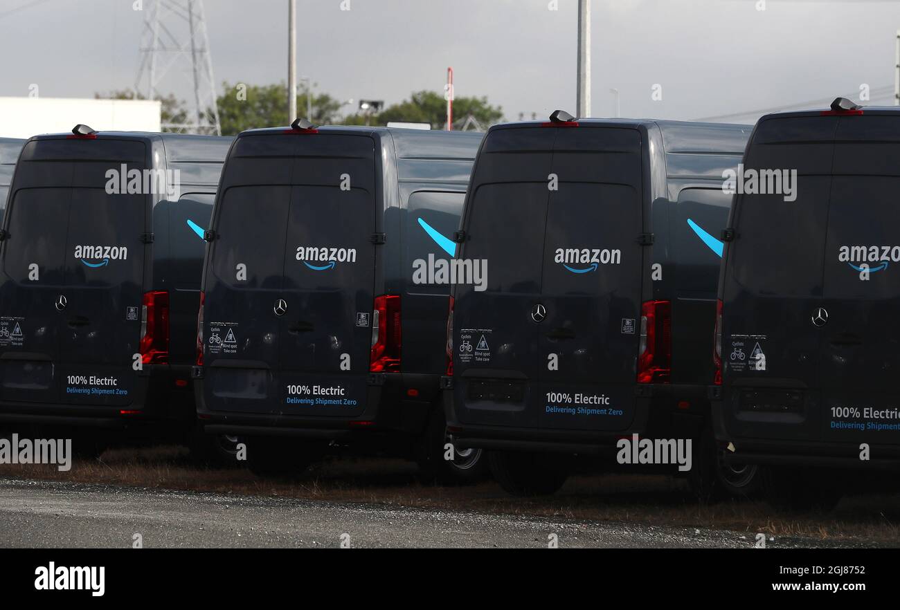 Eine Flotte von Amazon-Lieferwagen befindet sich auf dem Vorplatz eines  Mercedes-Händlerbetriebs in Dublin, während die Bauarbeiten im nahe  gelegenen Baldonnell Business Park, dem ersten Lagerhaus von Amazon in der  Republik Irland, fortgesetzt