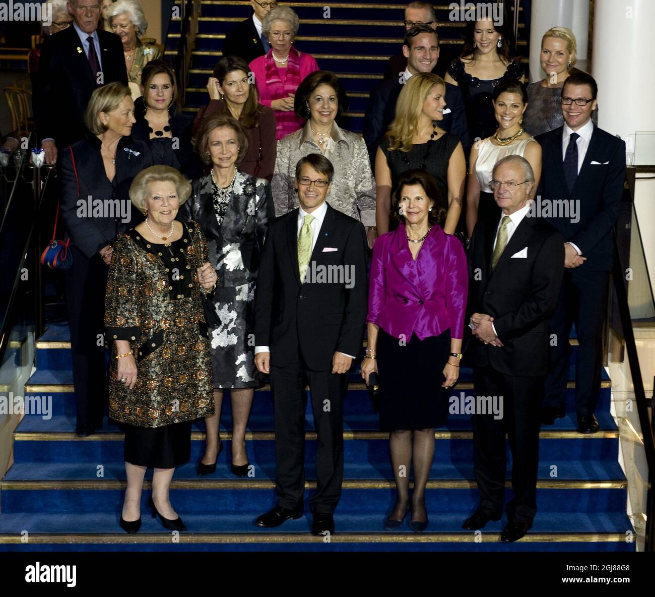 STOCKHOLM 20091119 Schwedischer Sozialminister Goran Hagglund (3 von links) Pose für ein Gruppenfoto mit europäischen Royals bei der Ankunft in der Berwald Hall in Stockholm für ein Jubiläumskonzert, das vom Sozialministerium und der Berwald Hall anlässlich des 20. Jahrestages der UN-Kinderrechtskonvention (UNCRC) organisiert wird. Erste Reihe von links, Königin Beatrix der Niederlande, Königin Sofia von Spanien, Goran Hagglund, Königin Silvia und König Carl Gustaf von Schweden. Zweite Reihe von links Königin Paola von Belgien, Großherzogin Maria Teresa von Luxemburg, Mme Margarida Barro Stockfoto