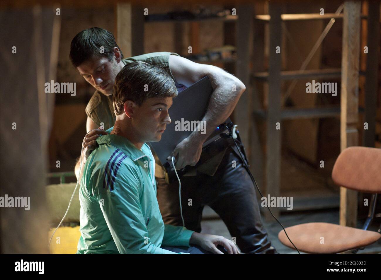 TV-Serie- Real People *for your files* Leo (Andreas Wilson) und Huboten Rick (Johannes Bah Kuhnke) zwei der Hubots (humanoider Roboter) während einer Szene in der TV-Serie 'Real People'. Foto: Johan Paulin / SVT/ TT Code 5612 Stockfoto