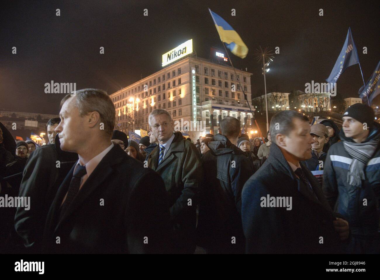 KIEW 20131205 Carl Bildt, schwedischer Außenminister. Wird von Leichen umgeben gesehen, als er am 5. Dezember 2013 Demonstranten der Opposition auf dem Unabhängigkeitsplatz in Kiew, Ukraine, besuchte. Bildt ist zum 20. OSZE-Ministerratstreffen in Kiew. Foto: Carl Fridh Kleberg / TT kod 10510 Stockfoto