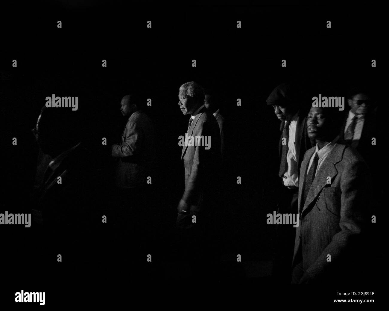 1994-02-09- Nelson Mandela tritt ein, um ANC als politische Partei in dem Büro zu registrieren, in dem politische Parteien sich für die ersten freien Wahlen in Südafrika registrieren können. Johannesburg, Südafrika 1994. Foto: Ulf Berglund / SCANPIX / Kod: 33490 *** OUT GERMANY UNTIL JULY 17 2013 OUT *** Stockfoto