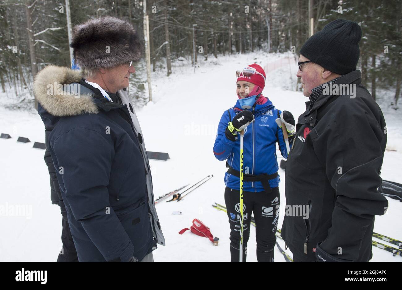 UMEA 2014-01-16 König Carl Gustaf wird während der Schwedischen Langlaufmeisterschaften in Umea, Nordschweden, am 16. Januar 2014 mit der Skifahrerin Anna Haag gesprochen. Foto: Fredrik Sandberg / TT / Kod 10080 Stockfoto