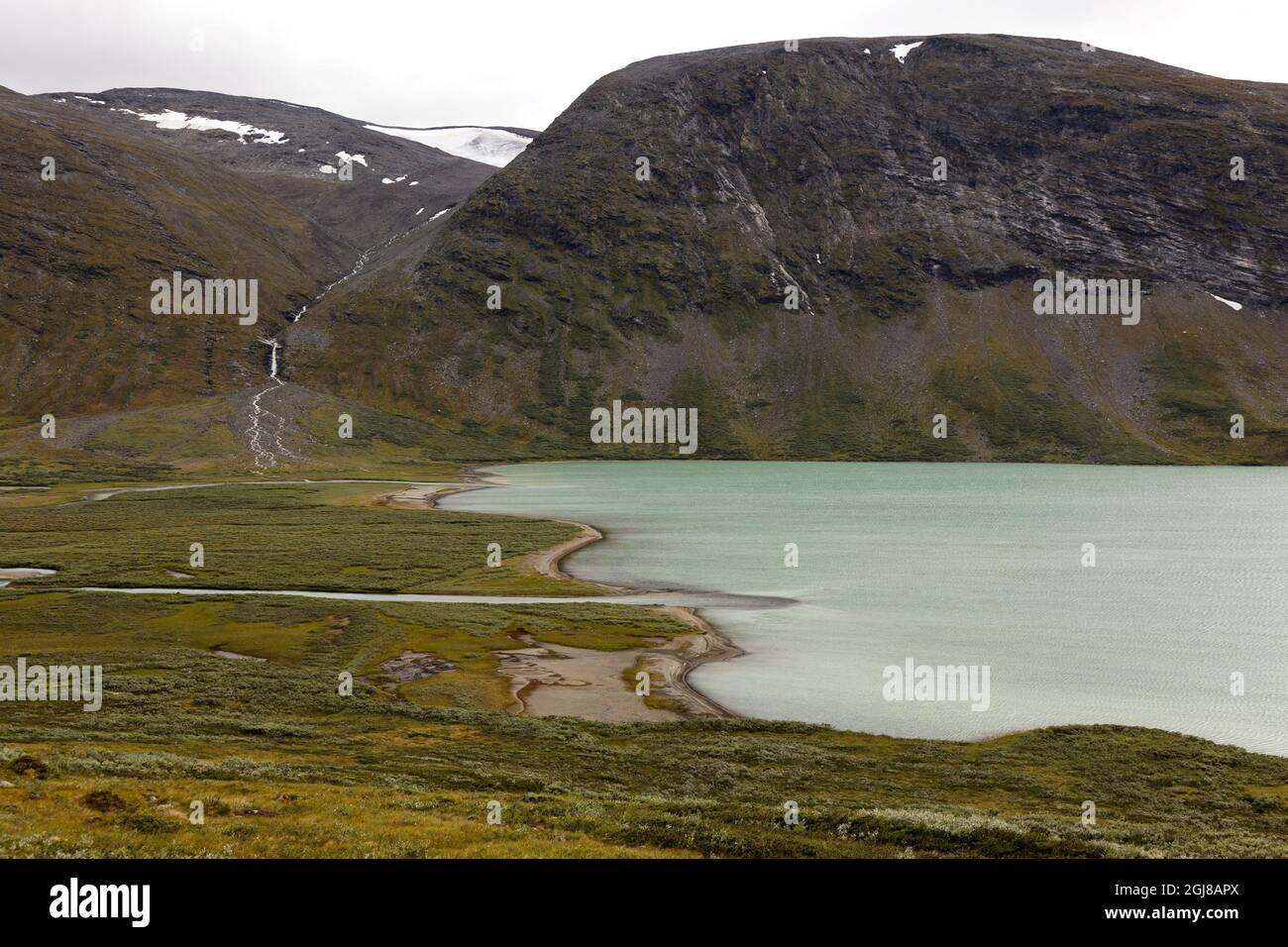 SAREK 2011-08-08 See Alkajaure im Sarek Nationalpark im Tal Alkavagges westliche Mündung. Der Nationalpark Sarek liegt im Gebiet von Laponia, der Nordschweden-Region des Polarkreises. Laponian in Schwedisch Lappland ist Europas größte zusammenhängende Naturlandschaft mit nahezu unberührter Natur und es ist das größte Gebiet der Welt (und eines der letzten) mit einer angestammten Lebensweise, die auf der saisonalen Bewegung von Nutztieren basiert. Laponian ist ein UNESCO-Weltkulturerbe *** Sjon Alkajaure ligger i Sarek vid dalen Alkavagges vastra mynning. Foto Henrik von Klopp / SCANPIX Kod Stockfoto