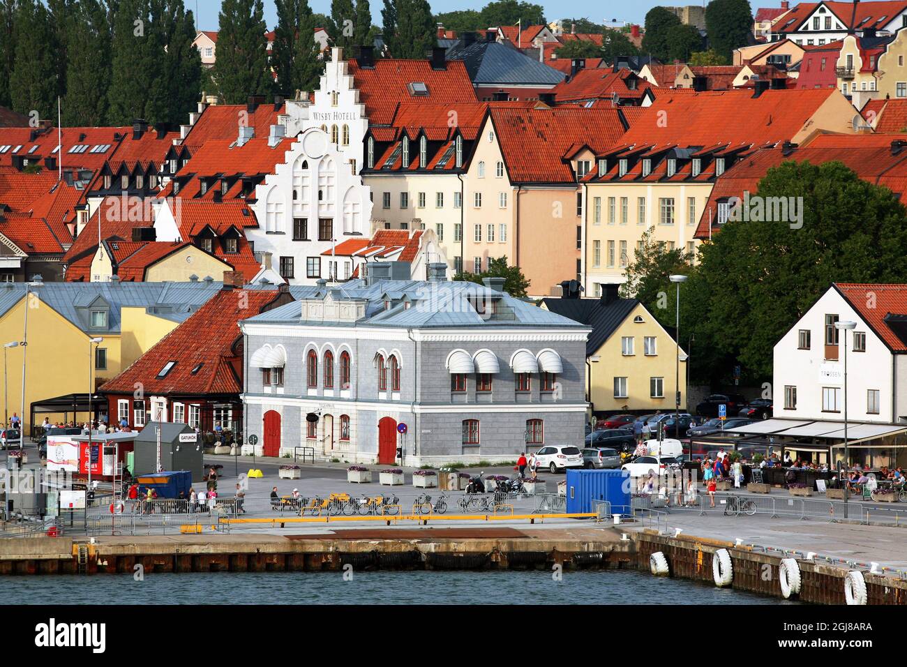 VISBY 2012-08-03 Visby Hafengebiet. Hansestadt Visby Visby, Ein ehemaliges Wikingergebiet auf der Insel Gotland, war vom 12. Bis 14. Jahrhundert das wichtigste Zentrum der Hanse in der Ostsee. Seine Festungsmauern aus dem 13. Jahrhundert und mehr als 200 Lagerhäuser sowie wohlhabende Kaufmannshäuser aus der gleichen Zeit machen sie zur besterhaltenen befestigten Handelsstadt Nordeuropas. ***** Visby innerstad och hamnomrade. Foto Johan Bjurer / SCANPIX Kod 10431 Stockfoto