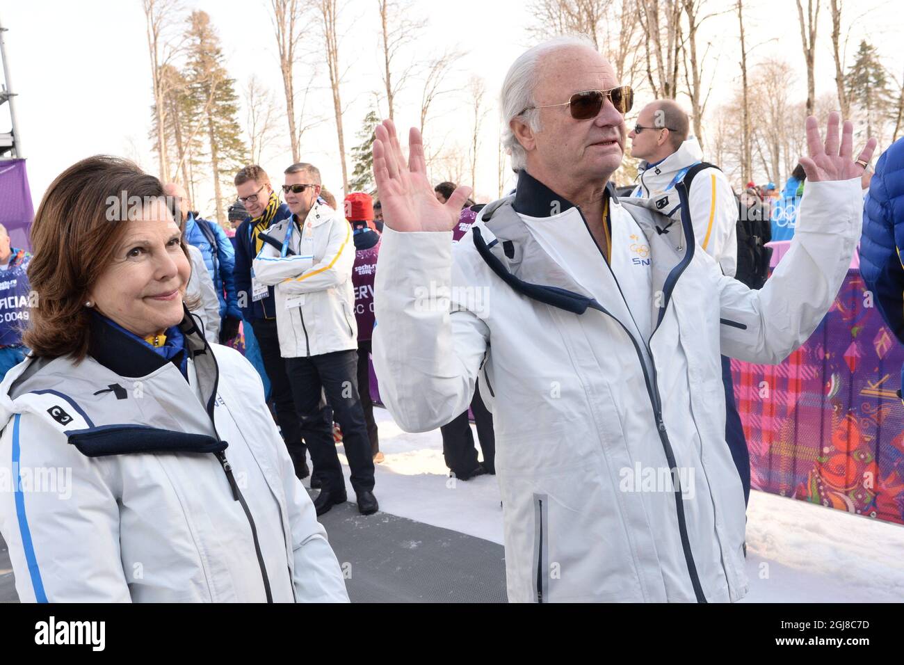 SOTSCHI 20140216 Schwedens König Carl XVI Gustaf und Königin Silvia während der 4x10 km langen menâ-Staffel im Laura-Langlaufstadion, während der Olympischen Winterspiele 2014 in Sotschi, Russland, Sonntag, den 16. Februar 2014. Foto: Maja Suslin / TT / Code 10300 *** Bilder ingar i SPORTPAKET. Für Ovriga BETALBILD *** Stockfoto