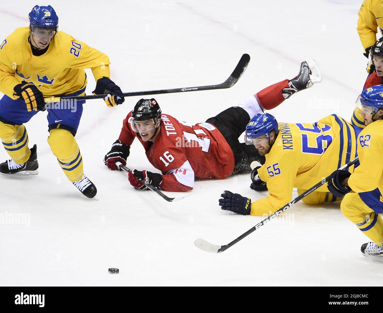 SOTSCHI 2014-02-23 Alexander STEEN von Tre Kronor, Jonathan TOEWS von Kanada und Niklas KRONWALL von Tre Kronor während des olympischen Eishockey-Finales Kanada gegen Schweden während der Olympischen Winterspiele 2014 in Sotschi, Russland, 23. Februar 2014. Foto: Claudio Bresciani / TT / kod 10090 Stockfoto