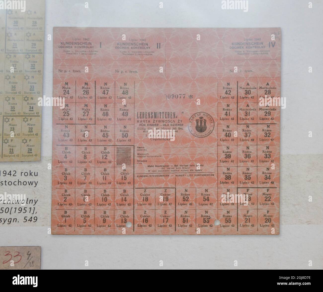 Beispiel von Rationskarten, die während des NS-Regimes in Polen an Nichtjuden verteilt wurden. Es gibt mehr Nahrung für Nichtjuden während der Besetzung Polens durch den Zweiten Weltkrieg. Stockfoto