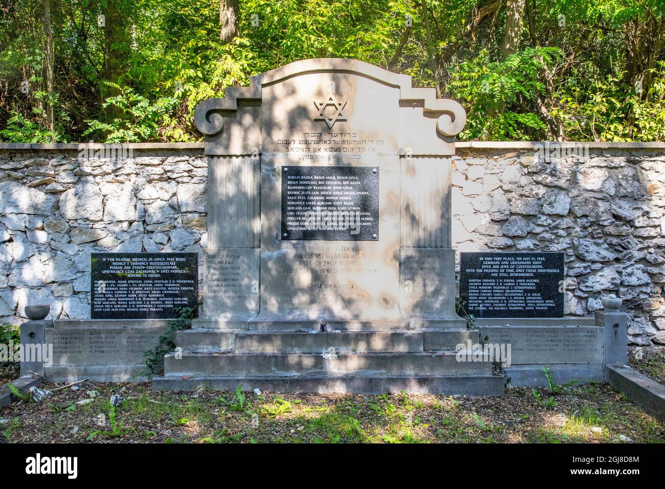 Das Denkmal erinnert an die 200 Juden von Tschenstochau, die 1943 an dieser Stelle von den Nazis ermordet wurden. Stockfoto