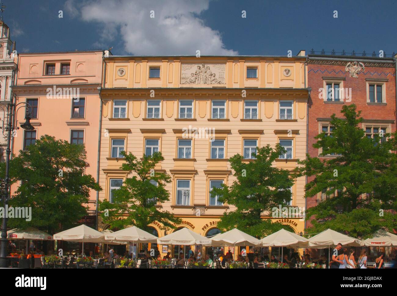 Szene vom Hauptplatz in der Altstadt von Krakau mit Hotel und Restaurant. Stockfoto