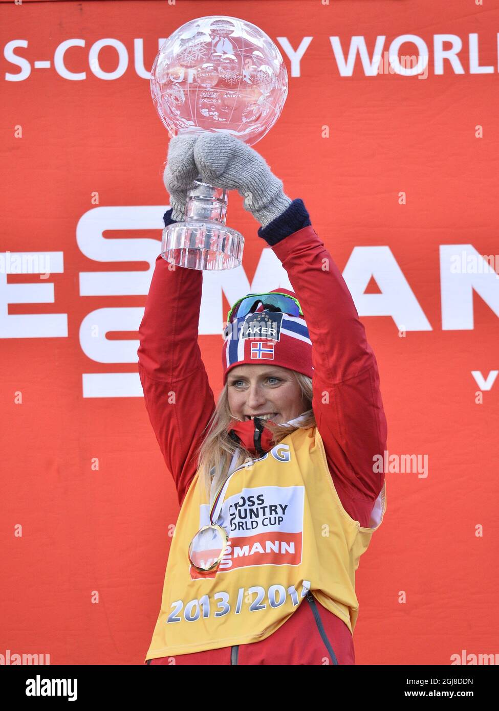 Die norwegische Therese Johaug gewinnt die Trophäe als Gesamtsiegerin des Skiweltcups der Frauen nach der letzten 10-km-Verfolgung in Falun, Schweden, Sonntag, 16. März 2014. Foto: Anders Wiklund / TT ** SCHWEDEN AUS ** Stockfoto