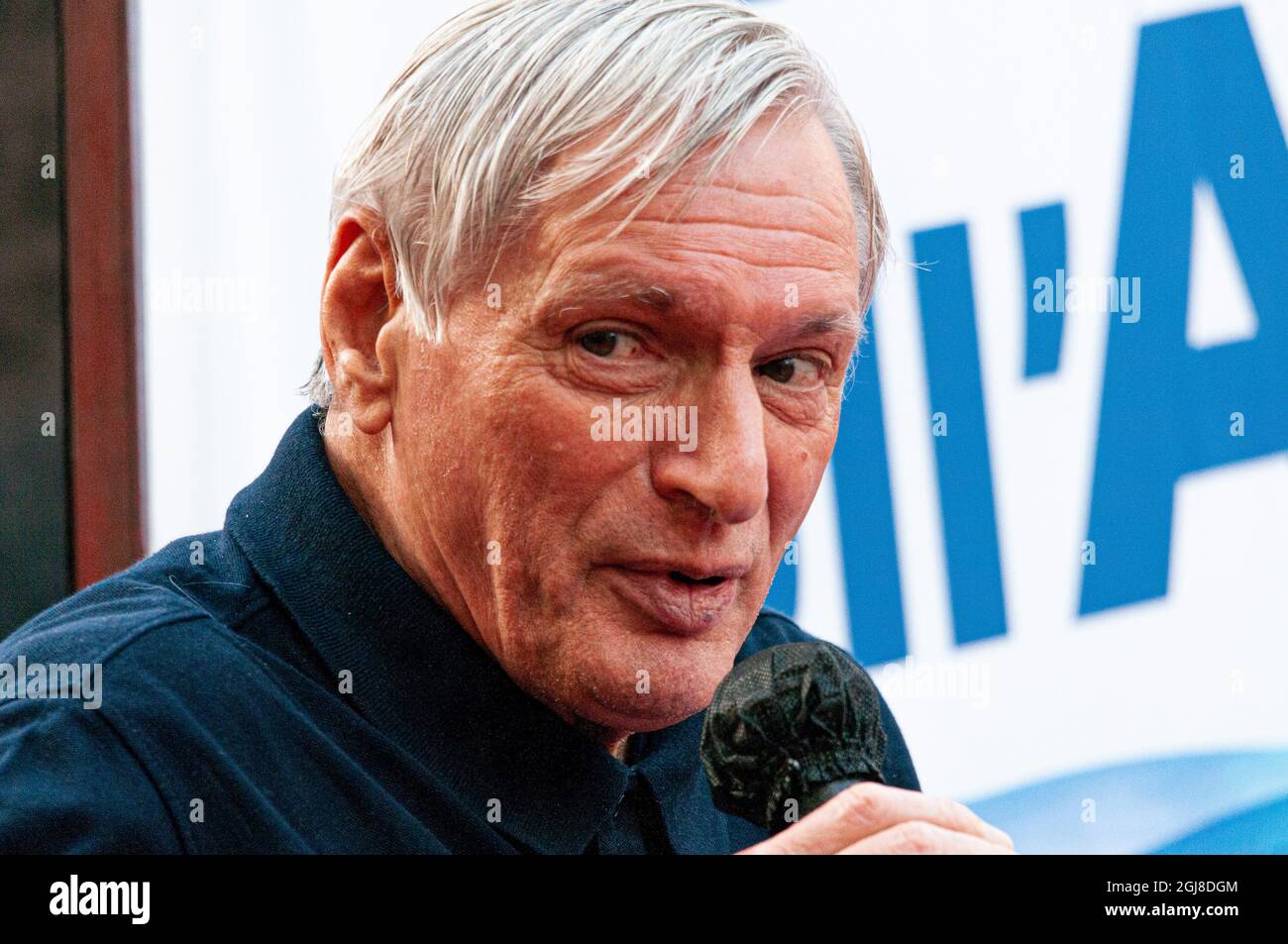 Luigi Ciotti, Küchenchef des Vereins „Libera“, während der Veranstaltung „Teatro sull'Acqua“, Arona, Italien. Stockfoto