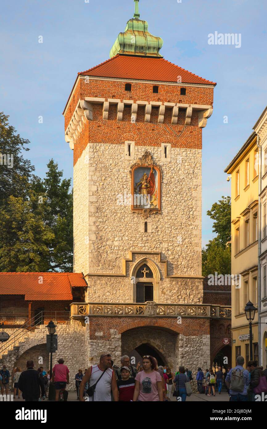 St. Florian's Gate ist einer der bekanntesten polnischen gotischen Türme, die im 14. Jahrhundert in der Altstadt von Krakau erbaut wurden. Stockfoto