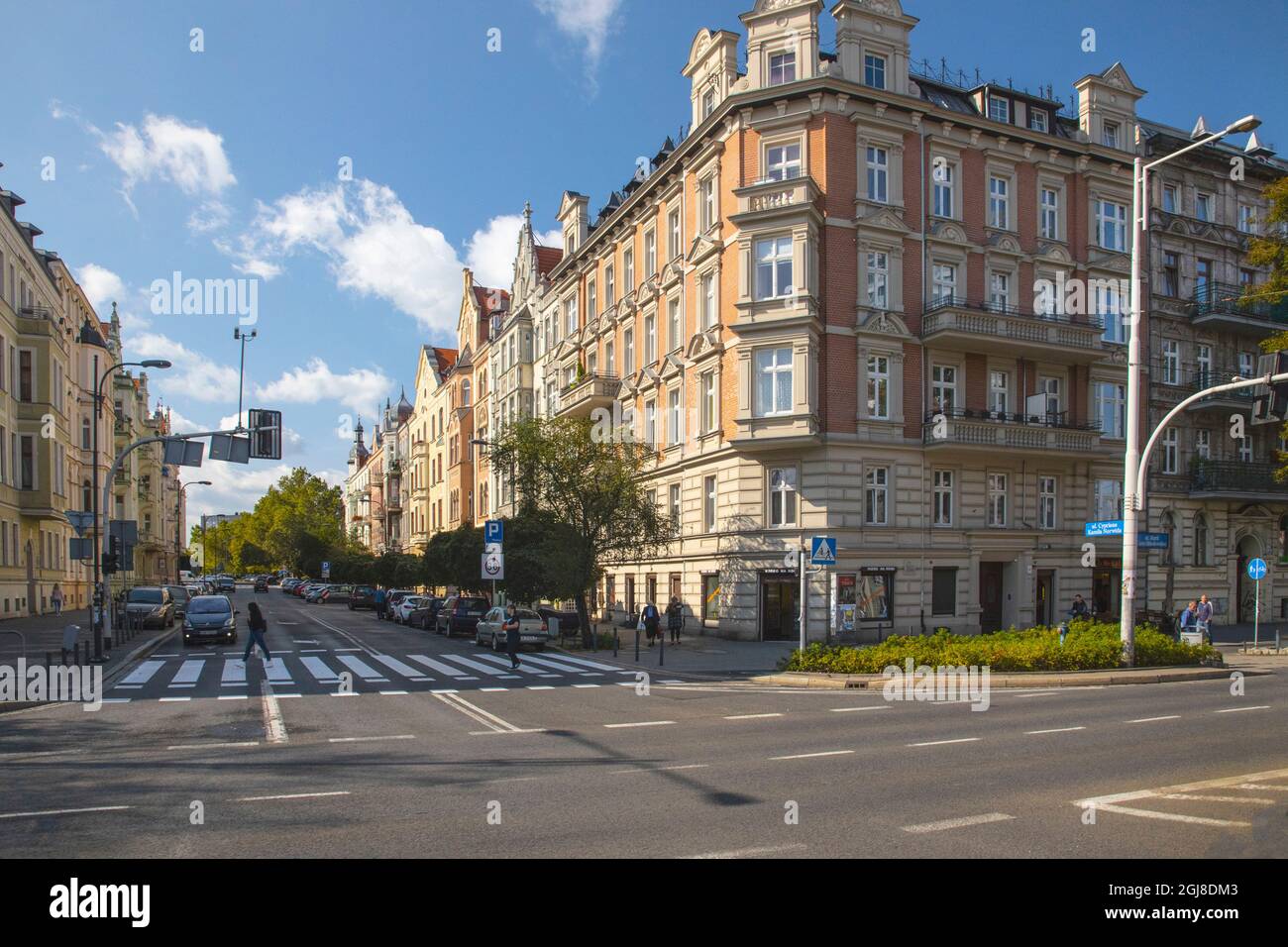 Die Straßenszene wurde an der Kreuzung von ul. Cypriana Kamila Norwida und ul. Marii Curie Skodowskleg in der Stadt Breslau, Polen Stockfoto