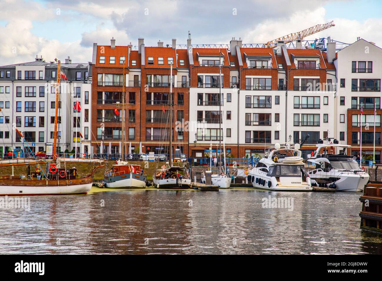 Neue Wohngebäude am Raduna-Kanal in Danzig, Polen Stockfoto