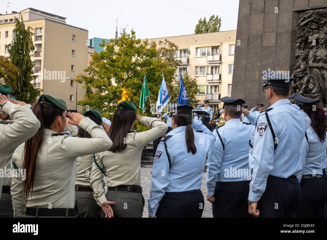 Eine Gruppe von Polizeikräften aus Israel, die an einer Zeremonie zu Ehren der Opfer des Aufstands im Warschauer Ghetto im Jahr 2019 teilnahmen. Stockfoto