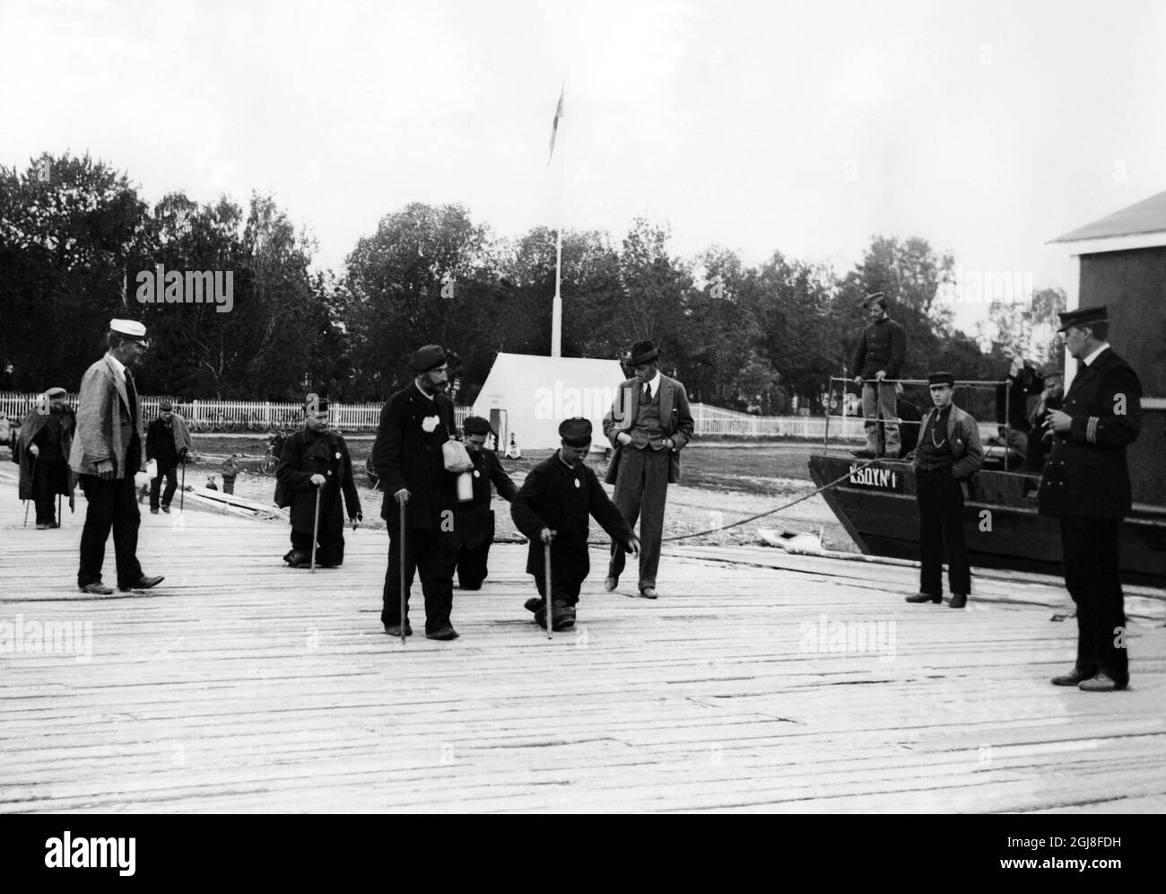 DATEI 1914-1918. Bild aus dem Ersten Weltkrieg. Invalide deutsche, russische und österreichische Truppen, insgesamt 250 verkrüppelte Soldaten kommen in die Stadt Haparanda, Nordschweden. Die meisten von ihnen vermissten ein Bein, etwa 30 waren blind, ein Mann, der sowohl Arme als auch Beine vermisste, musste am 11. August 1915 in einer Kiste auf dem Lastkahn zwischen Tornio und Haparanda transportiert werden. ** Bild fran forsta varldskreget. Invalidiserade tyska, ryska och osterrikiska soldater, inalles 250 krymplingar anlander till Haparanda. De flesta saknade ett ben, ett 30-tal var blinda, en man saknade bade armar och ben och fick baras i en lada vid Stockfoto DATEI 1914-1918. Bild aus dem Ersten Weltkrieg. Invalide deutsche, russische und österreichische Truppen, insgesamt 250 verkrüppelte Soldaten kommen in die Stadt Haparanda, Nordschweden. Die meisten von ihnen vermissten ein Bein, etwa 30 waren blind, ein Mann, der sowohl Arme als auch Beine vermisste, musste am 11. August 1915 in einer Kiste auf dem Lastkahn zwischen Tornio und Haparanda transportiert werden. ** Bild fran forsta varldskreget. Invalidiserade tyska, ryska och osterrikiska soldater, inalles 250 krymplingar anlander till Haparanda. De flesta saknade ett ben, ett 30-tal var blinda, en man saknade bade armar och ben och fick baras i en lada vid Stockfoto